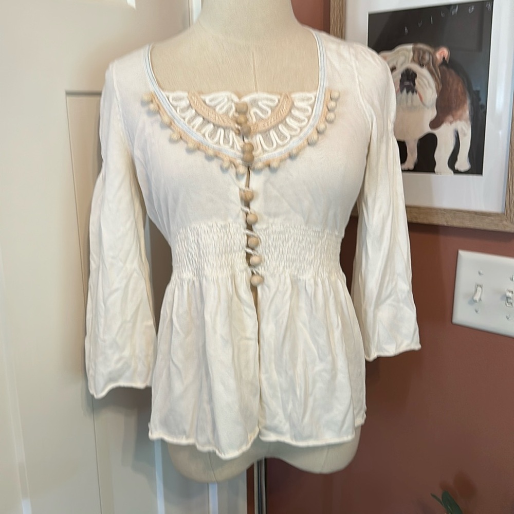 Anthropologie Moth white cinched 3/4 sleeve peasant wood & yarn buttons M blouse